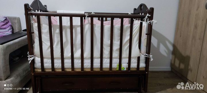 Детская кроватка с универсальным маятником