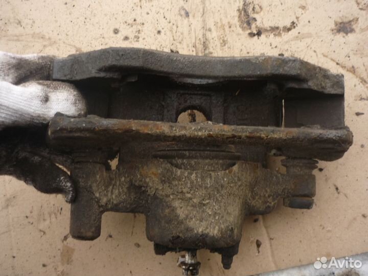 Суппорт передний левый Мазда 6 GG 2.0