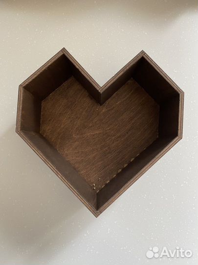 Деревянная коробка в форме сердца