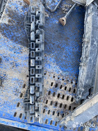 Передний усилитель бампера Hyundai Solaris