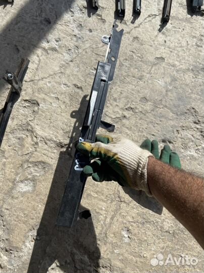 Направлюший стекла задней двери Рендж Ровер Эвок