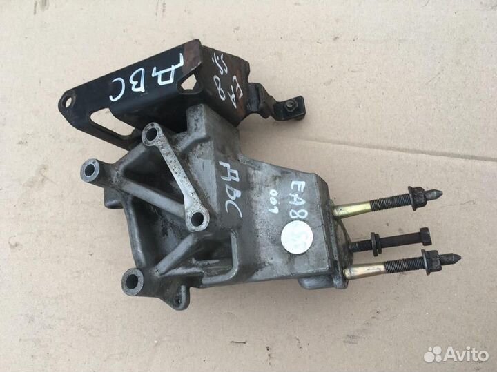 Кронштейн двигателя правый Митсубиси Галант 8