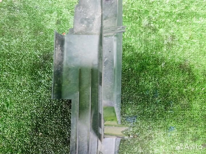 Дефлектор радиатора левый Renault Scenic 2 (JM) 2