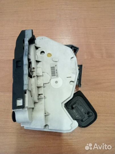 Замок двери передний левый Volkswagen Polo хетчбек