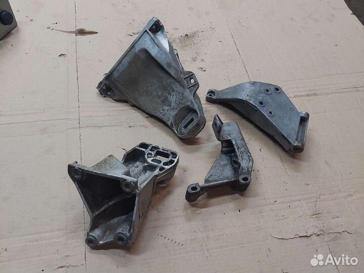 Кронштейн двигателя Audi 80 B4 B3 1988-1995