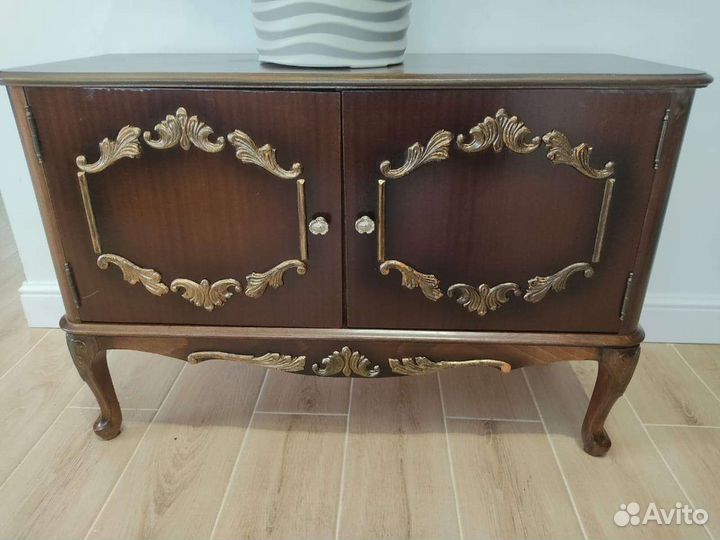 Тумба и зеркало в деревянной раме