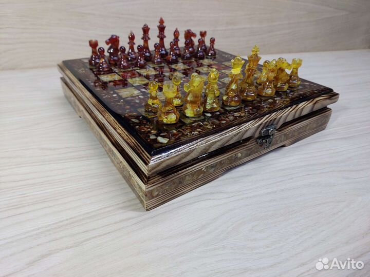 Шахматы инкрустированные янтарем. арт 108