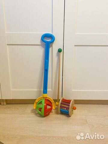 Игрушка каталка с ручкой деревянная и пластиковая