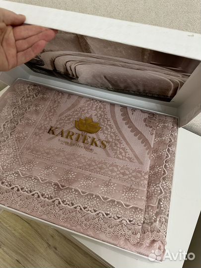 Покрывало Karteks с гипюром