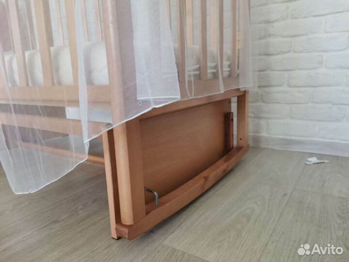 Кроватка с балдахином и его держателем и матрацом