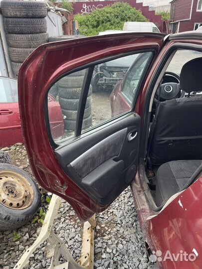 Renault Sandero 1 дверь задняя левая