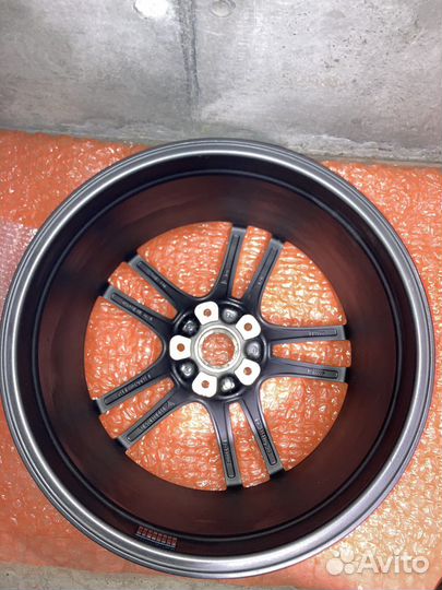 Один оригинальный диск R21 Porsche Cayenne