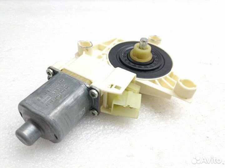 Моторчик стеклоподъемника задний правый