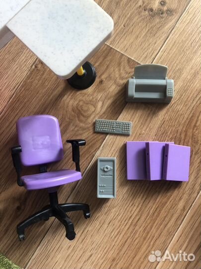 Гарнитур с письменным столом и шкафчиком для кукол