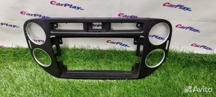 Переходная рамка магнитолы Volkswagen Tiguan 5N1