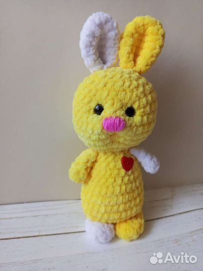 Вязаный зайчик плюшевый