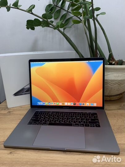 MacBook pro 15 2018 i7 16gb 251gb