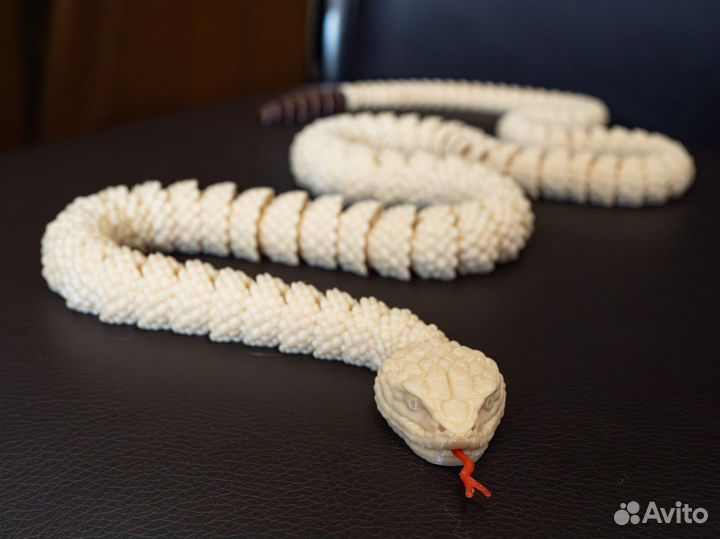 Реалистично выглядящая гремучая змея