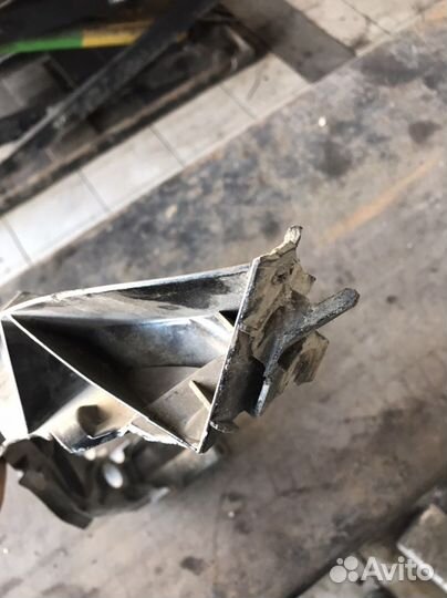 Крепление, кронштейн фары правой bmw e87, e81, e82