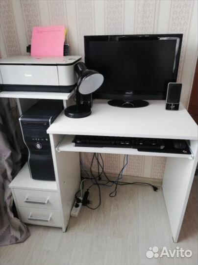 Компьютерный стол белый