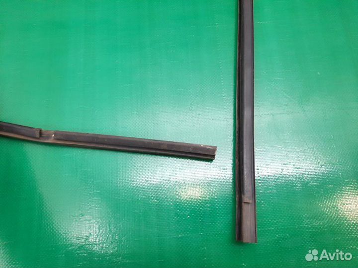 Уплотнитель стекла двери задний левый Лада Калина