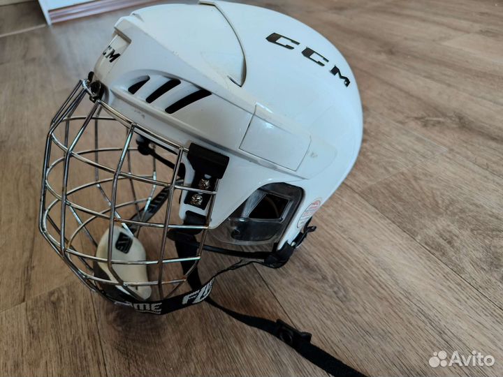 Хоккейная экипировка: перчатки, коньки, шлем