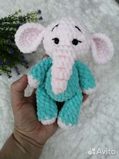 Плюшевый заяц и плюшевый слон