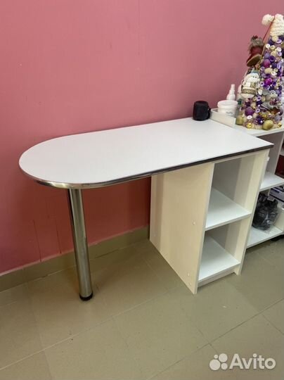 Маникюрный стол