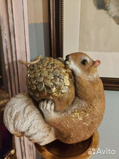 Белка с орехом