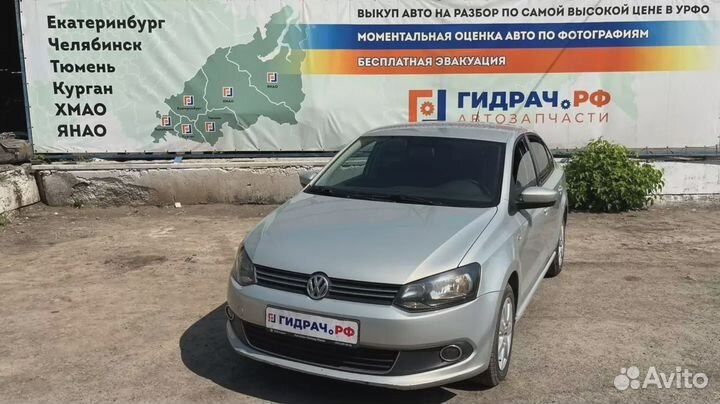 Консоль Volkswagen Polo Sedan (Mk5) 6RU863243B82V