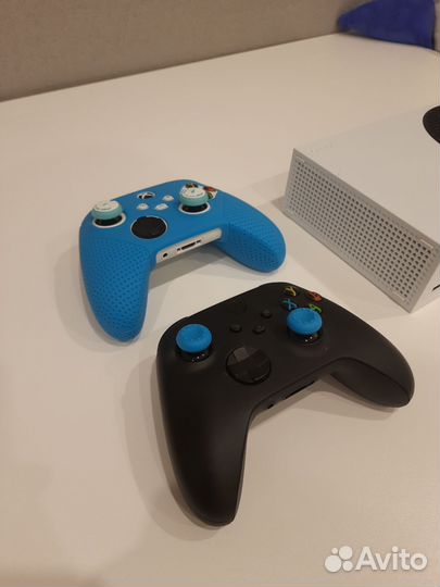 Xbox series s с 2 геймпадами