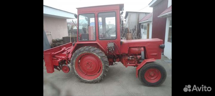 Вспашка земли трактором фрезой