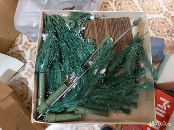 Советская искусственная елка и советские игрушки