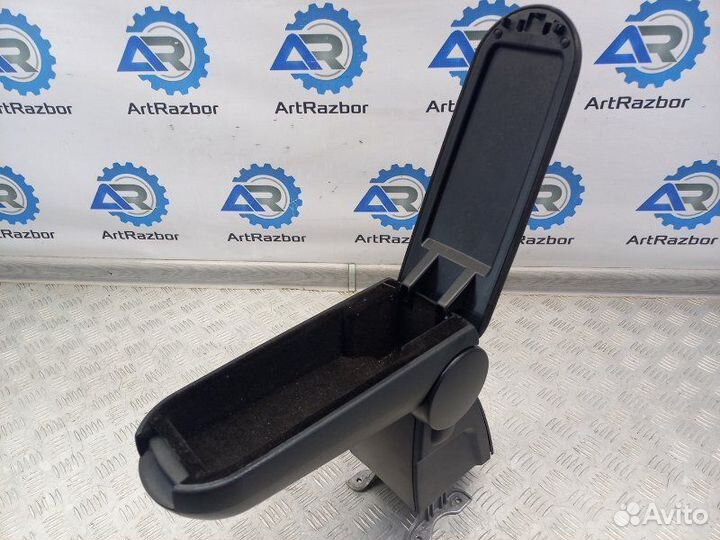 Подлокотник Volkswagen Polo 5 MK5 1.6 cfna 105Л.С