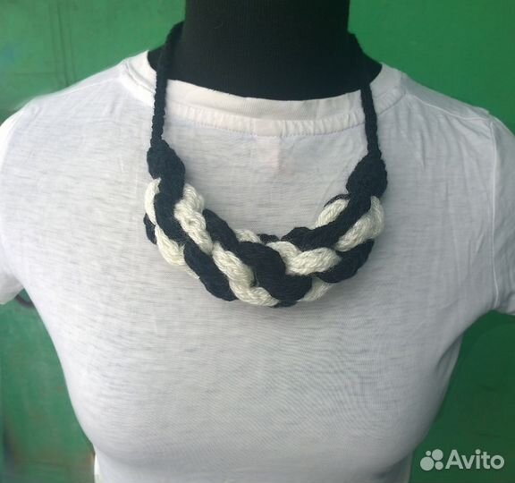 Свяжу уникальное черно-белое колье, вязанное колье