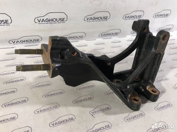 Кронштейн генератора левый Ford Focus MK 2 hwda