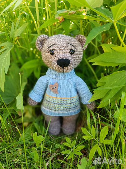 Вязанный мишка в свитере