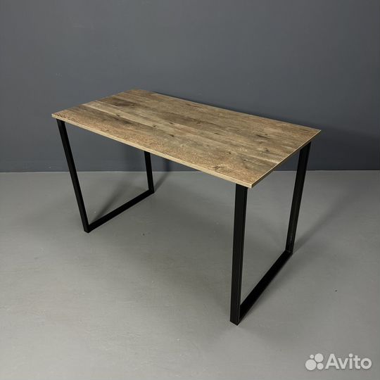 Стол для маникюра на металических ножках