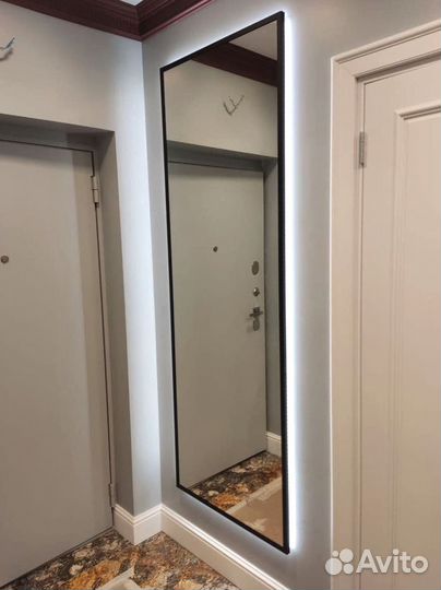 Большое зеркало с подсветкой