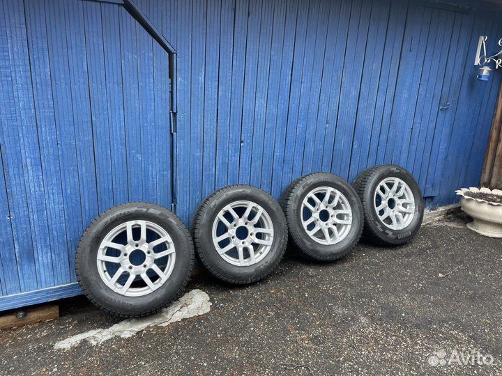 Pirelli Ice Zero FR 215/65 R16
