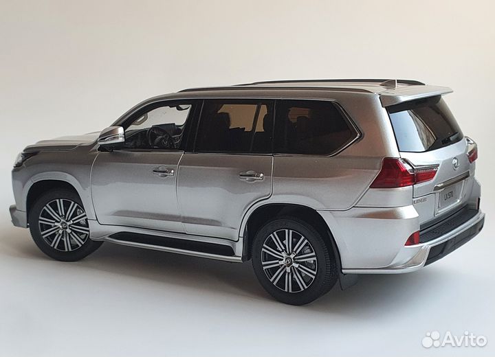 Lexus LX570 1:18