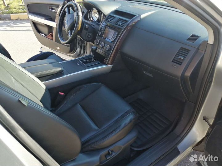 Автомобиль Mazda CX-9, с водителем