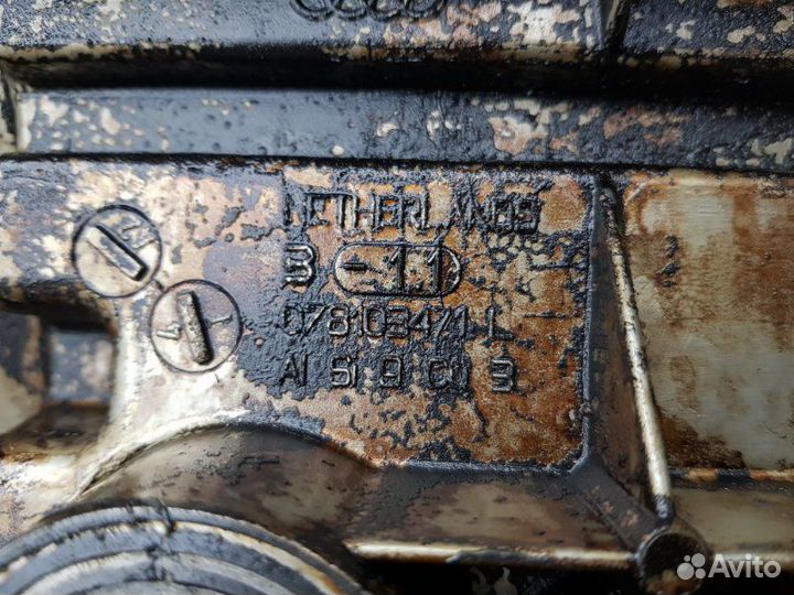 Клапанная крышка левая Audi A6 C5 AHA 1998