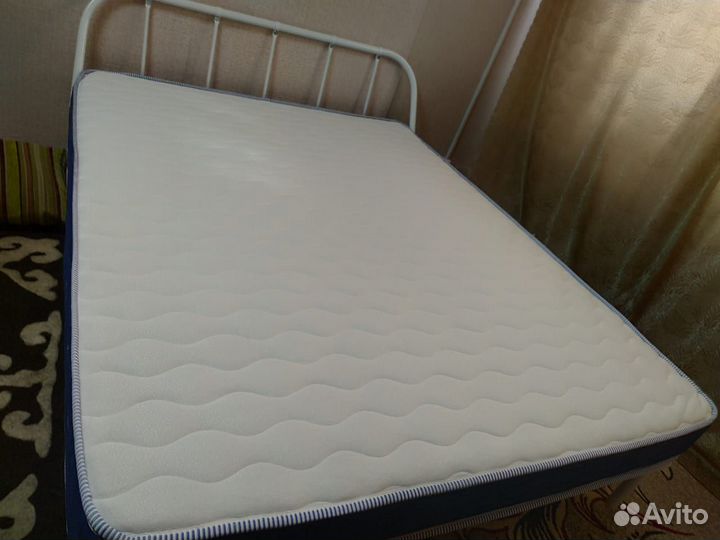 Кровать с хорошим матрасом 160х200 (почти новые)