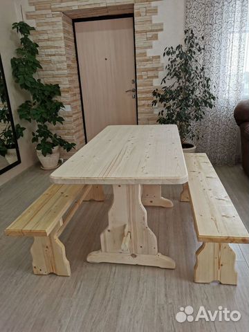 Деревянный стол. скамейка
