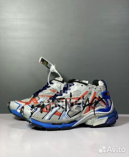 Кроссовки balenciaga runner на руках