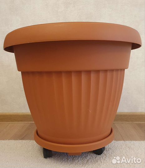 Пластиковый горшок с подставкой на колёсиках