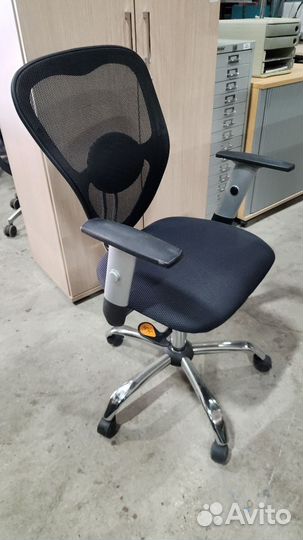 Компьютерное кресло на колёсиках