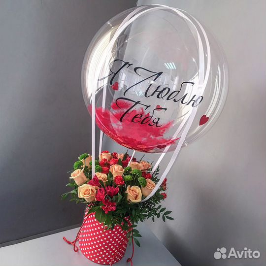 Букет с цветами, шаром и перьями