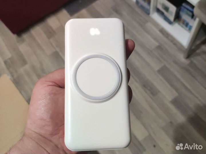 Внешний аккумулятор с беспроводной зарядкой